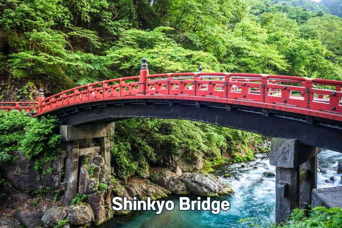 สะพานชินเกียว (神橋 - Shinkyo Bridge) นั้นเป็นสะพานไม้โค้งสีแดงที่ทอดข้ามแม่น้ำไดยะ (Daiya River) ในเมืองนิกโกะ (Nikko)